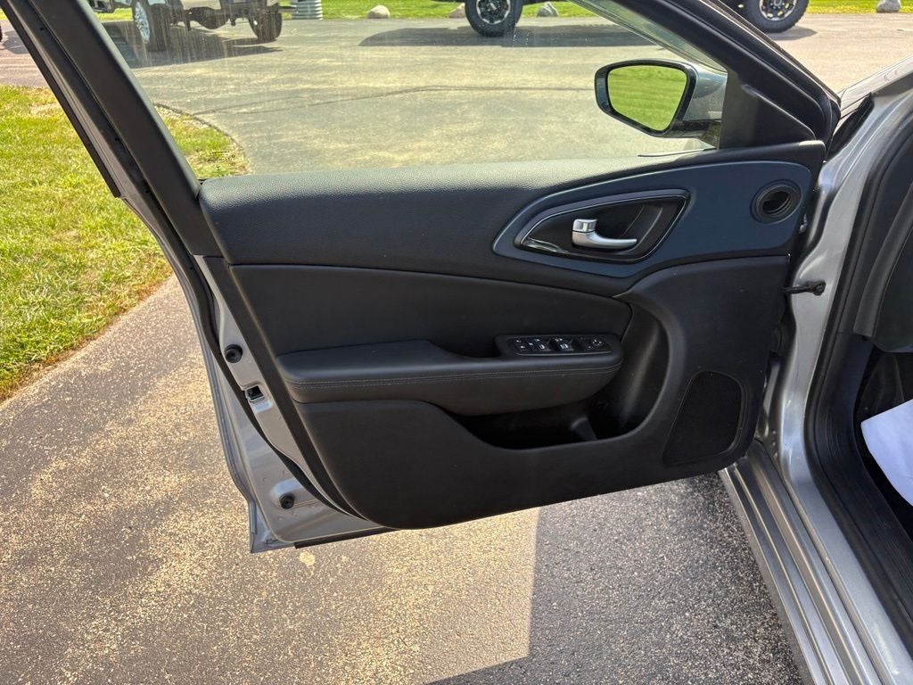 2016 Chrysler 200 S