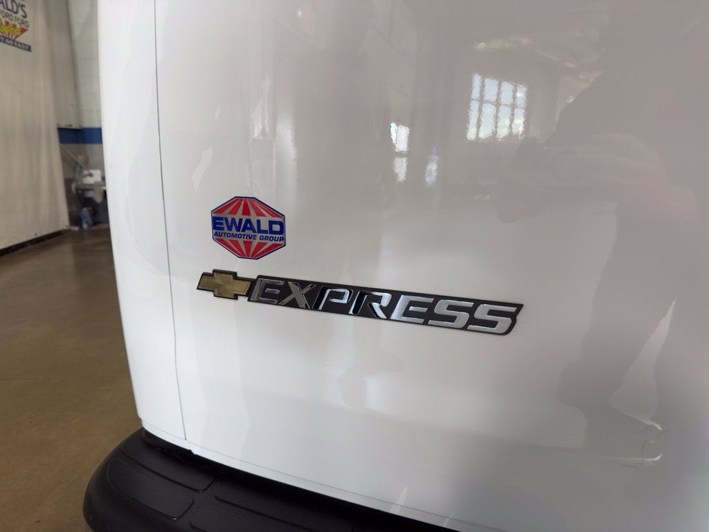 2025 Chevrolet Express 2500 Work Van Cargo