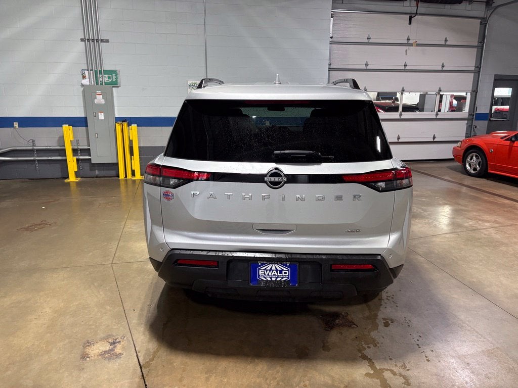 2025 Nissan Pathfinder SV